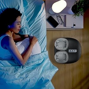 Moment de relaxation avec le FootRelax après une journée de travail. Pieds enveloppés dans les rouleaux rotatifs et chaleur apaisante pour un massage spa à domicile. Parfait pour lire un livre ou regarder un film en se détendant !