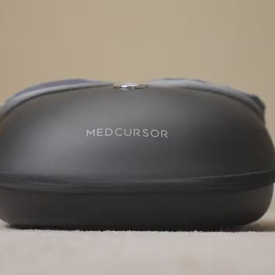 Pieds insérés dans le FootRelax pour un massage enveloppant. Rouleaux rotatifs simulant les techniques de Shiatsu professionnel, combinés à une chaleur apaisante pour détendre les muscles et soulager les tensions après une longue journée. Fonctionne sur secteur (câble d'alimentation inclus).